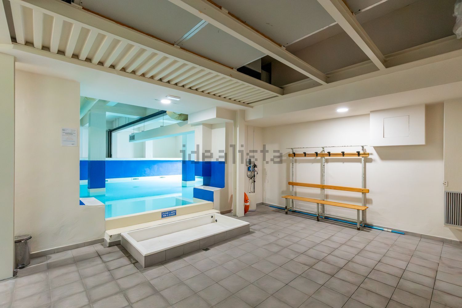 Sotto casa, in accappatoio